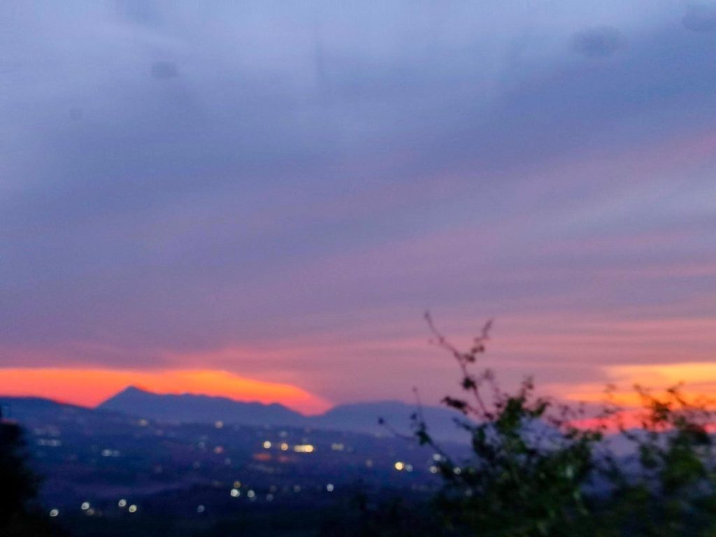 «Montevergine Sospeso tra Terra e Cielo: il Tramonto dei Colori»