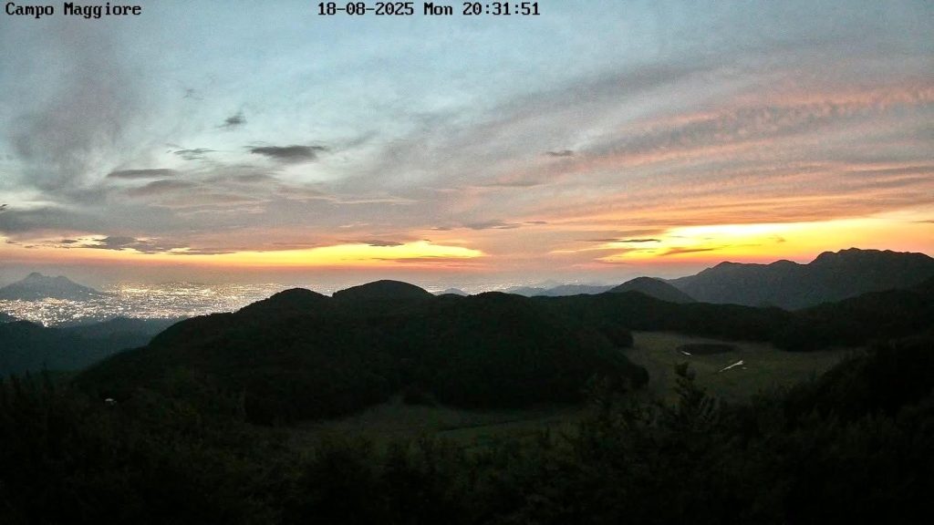 «Montevergine Sospeso tra Terra e Cielo: il Tramonto dei Colori»