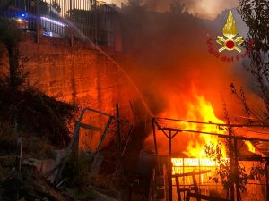 Atripalda, incendio distrugge una baracca: Vigili del Fuoco in azione alle prime luci dell’alba