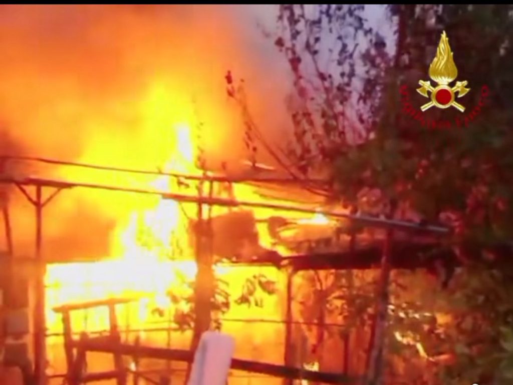 Atripalda, incendio distrugge una baracca: Vigili del Fuoco in azione alle prime luci dell’alba