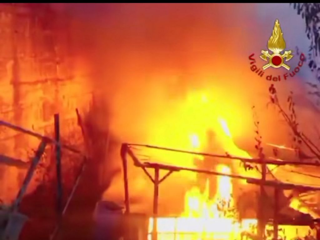 Atripalda, incendio distrugge una baracca: Vigili del Fuoco in azione alle prime luci dell’alba