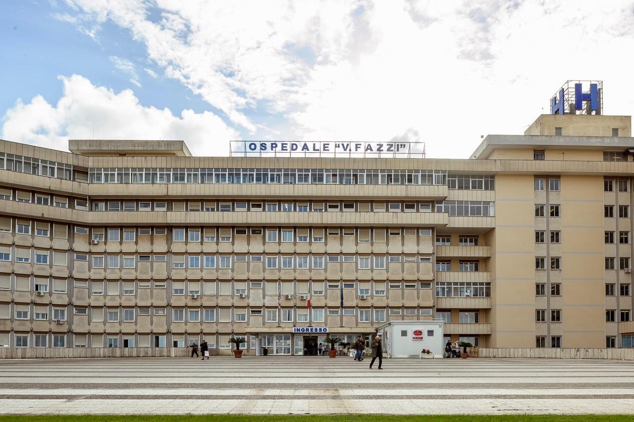 “Lecce, anziano finisce in ospedale con una lampadina… letteralmente nel posto sbagliato”