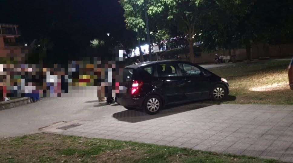Grottaminarda: auto parcheggiata nella villa comunale durante il Festone, residenti costringono il conducente a tornare indietro Grottaminarda: auto parcheggiata nella villa comunale durante il Festone, residenti costringono il conducente a tornare indietro