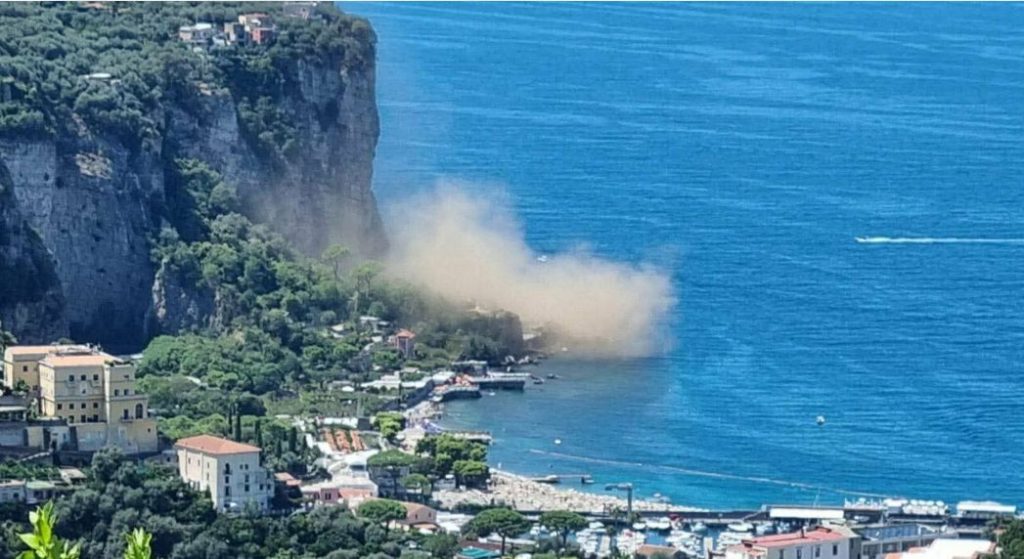 “Paura sulla Costiera: frana tra Vico Equense e Meta, miracolosamente nessun ferito”