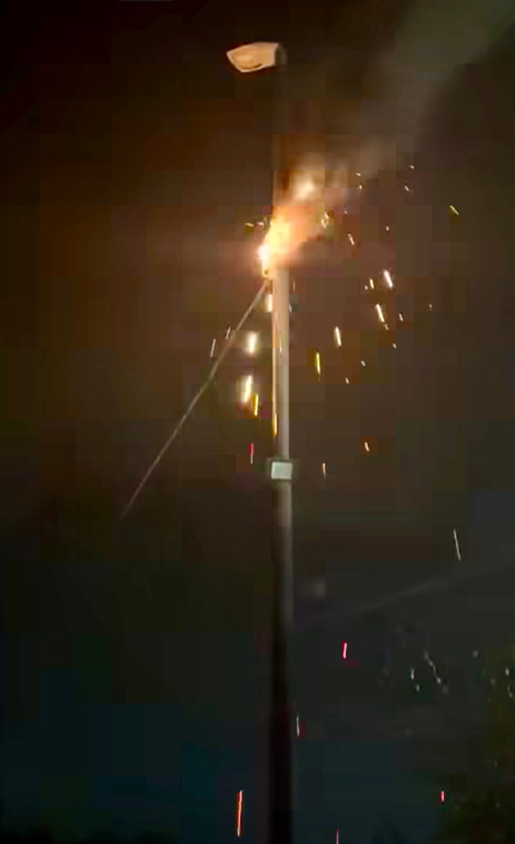 Mirabella, incendio a un lampione nella frazione Piano Pantano: intervento dei Vigili del Fuoco