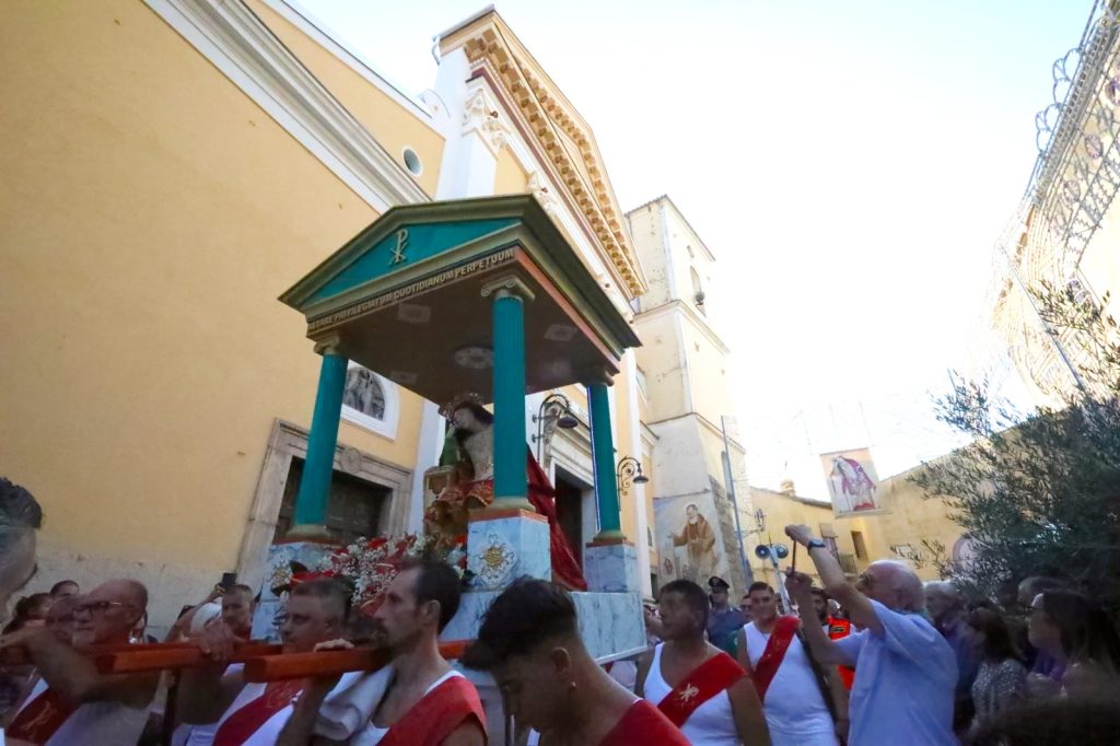 “Fede e colori: Altavilla Irpina in festa per San Pellegrino Martire”