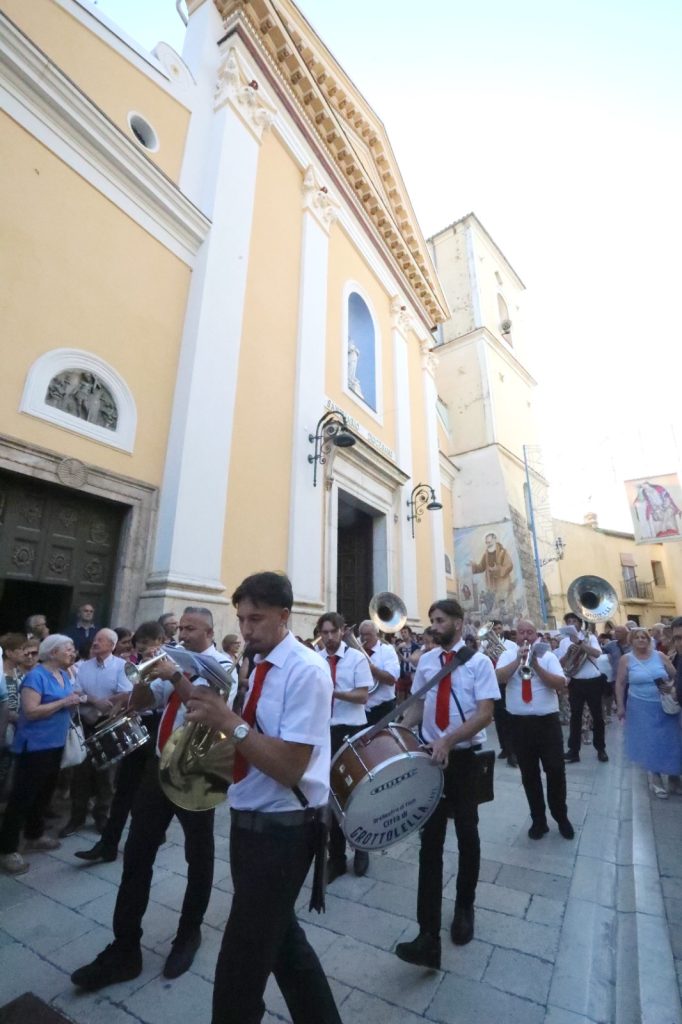 “Fede e colori: Altavilla Irpina in festa per San Pellegrino Martire”