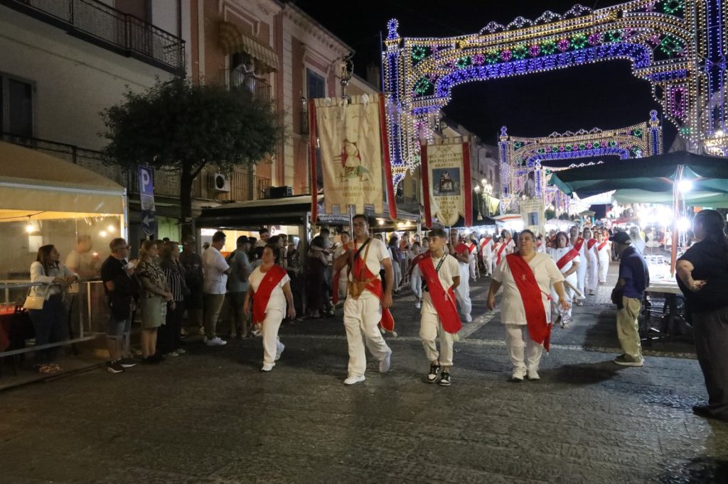 “Fede e colori: Altavilla Irpina in festa per San Pellegrino Martire”