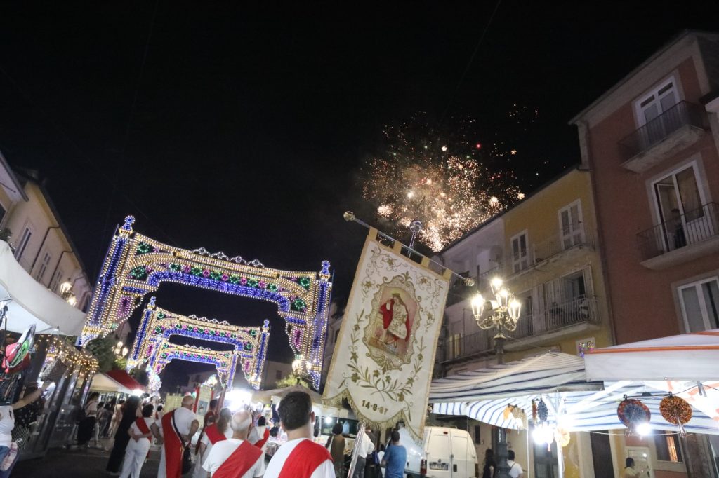 “Fede e colori: Altavilla Irpina in festa per San Pellegrino Martire”