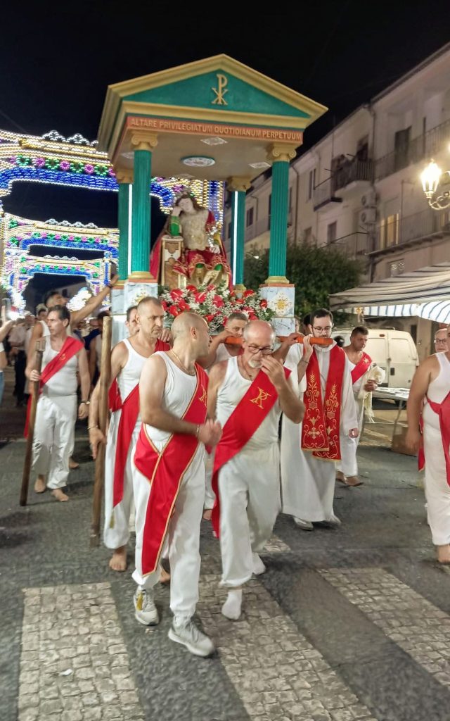 “Fede e colori: Altavilla Irpina in festa per San Pellegrino Martire”