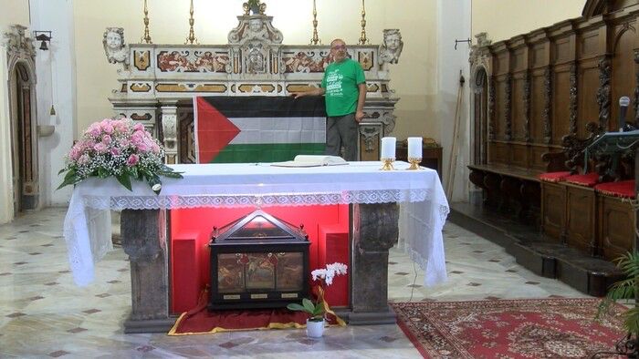 Mercogliano, don Vitaliano espone la bandiera palestinese in chiesa: simbolo di solidarietà e riflessione