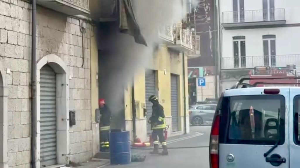 Atripalda, incendio in via Fiumitello: nube di fumo nero sulla città