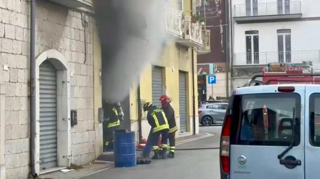 Atripalda, incendio in via Fiumitello: nube di fumo nero sulla città