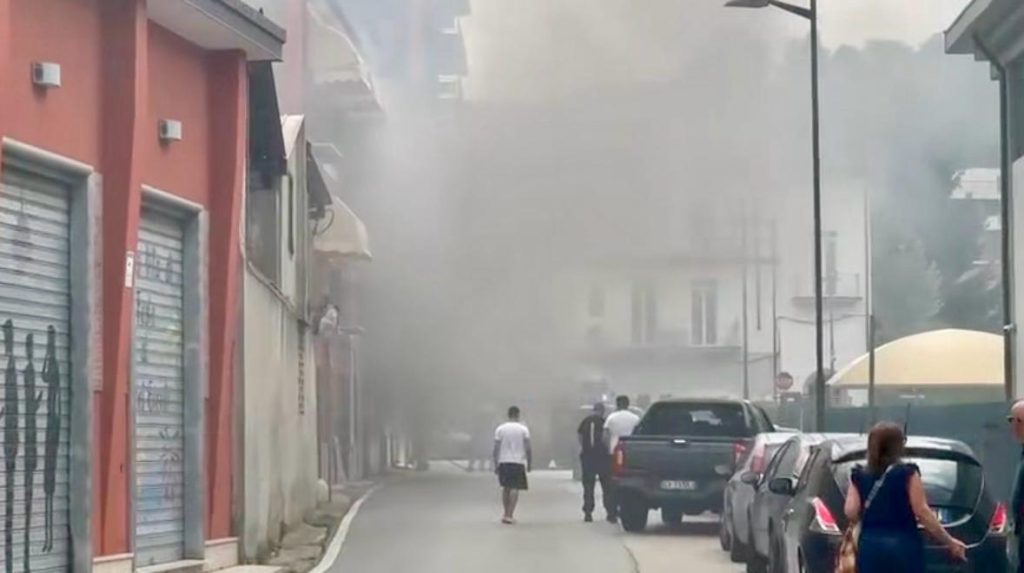 Atripalda, incendio in via Fiumitello: nube di fumo nero sulla città