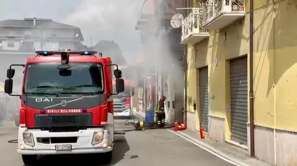 Atripalda, incendio in via Fiumitello: nube di fumo nero sulla città