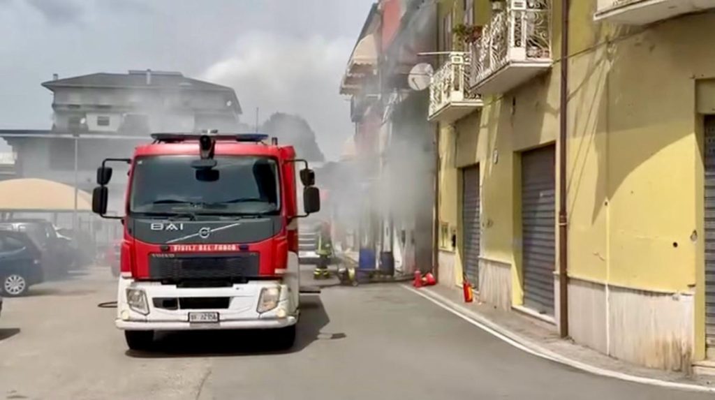 Atripalda, incendio in via Fiumitello: nube di fumo nero sulla città Atripalda, incendio in via Fiumitello: nube di fumo nero sulla città