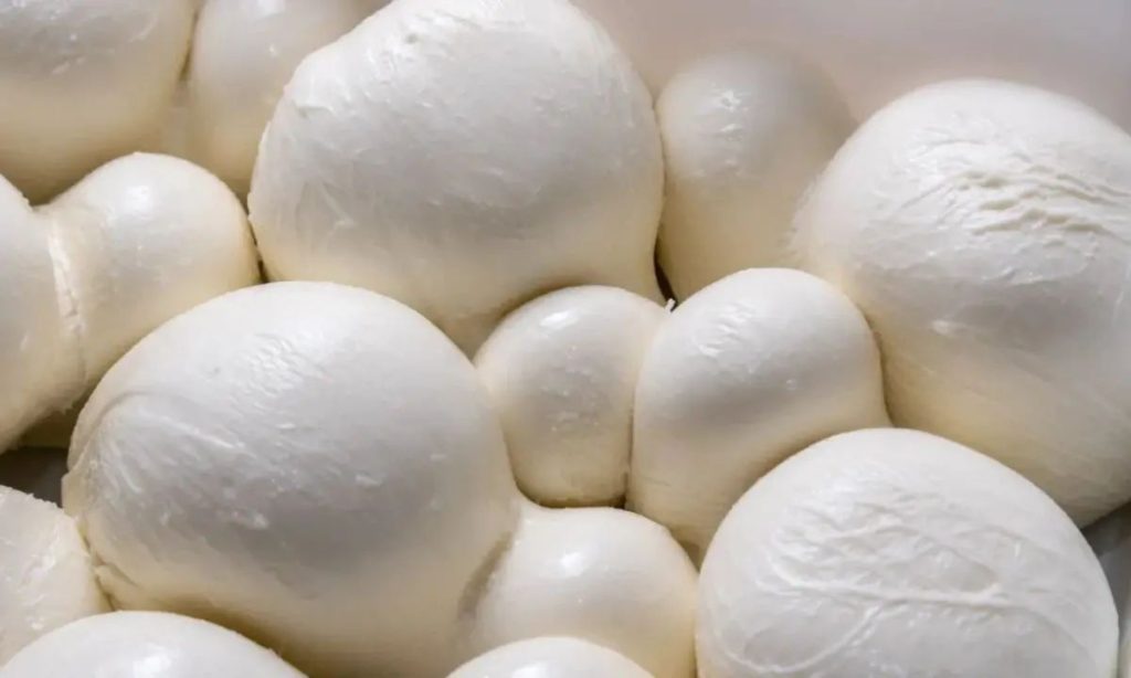 Allarme alimentare: ritirate mozzarelle per pizza contaminate da latte inquinato