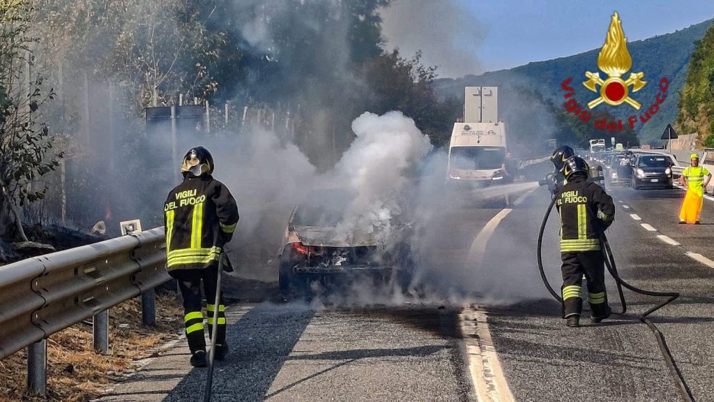 Incendio in autostrada A16 a Monteforte Irpino: famiglia salva nel giorno di Ferragosto