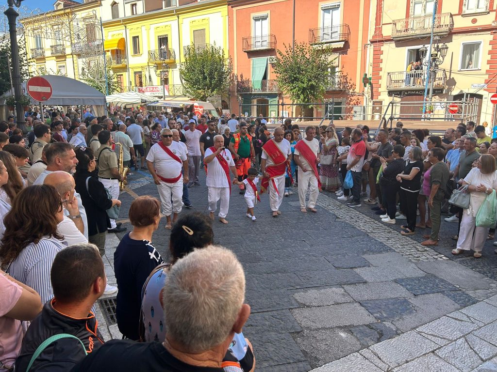 La tradizionale Festa dei Battenti di San Pellegrino ad Altavilla: fede, sacrificio e comunità. Presenti anche i Battenti di Avella. FOTO