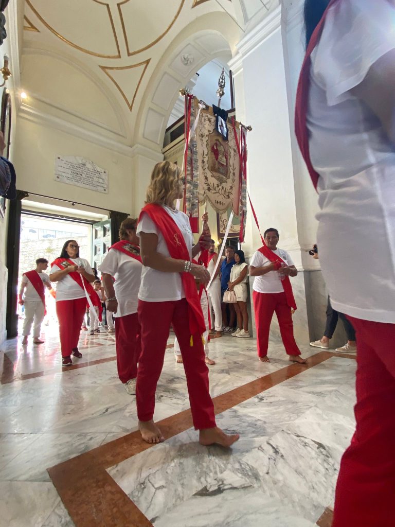La tradizionale Festa dei Battenti di San Pellegrino ad Altavilla: fede, sacrificio e comunità. Presenti anche i Battenti di Avella. FOTO