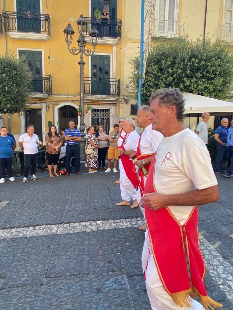 La tradizionale Festa dei Battenti di San Pellegrino ad Altavilla: fede, sacrificio e comunità. Presenti anche i Battenti di Avella. FOTO