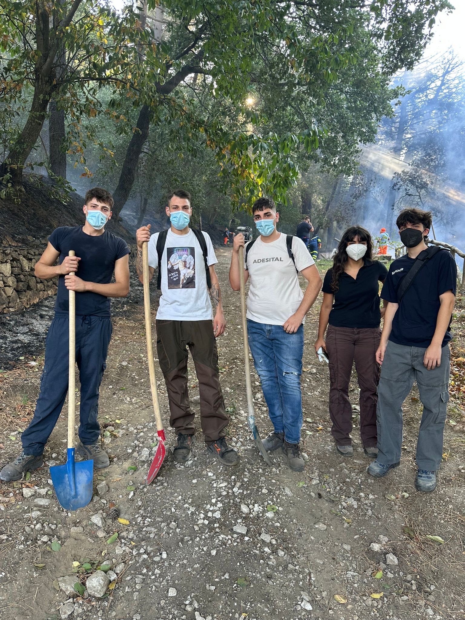 Roccarainola, mobilitazione dei giovani per salvare il vivaio e fermare le fiamme. Foto