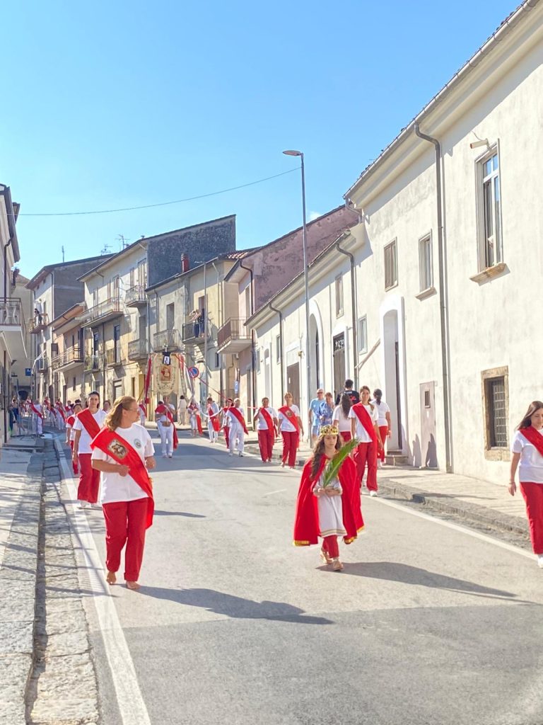 La tradizionale Festa dei Battenti di San Pellegrino ad Altavilla: fede, sacrificio e comunità. Presenti anche i Battenti di Avella. FOTO
