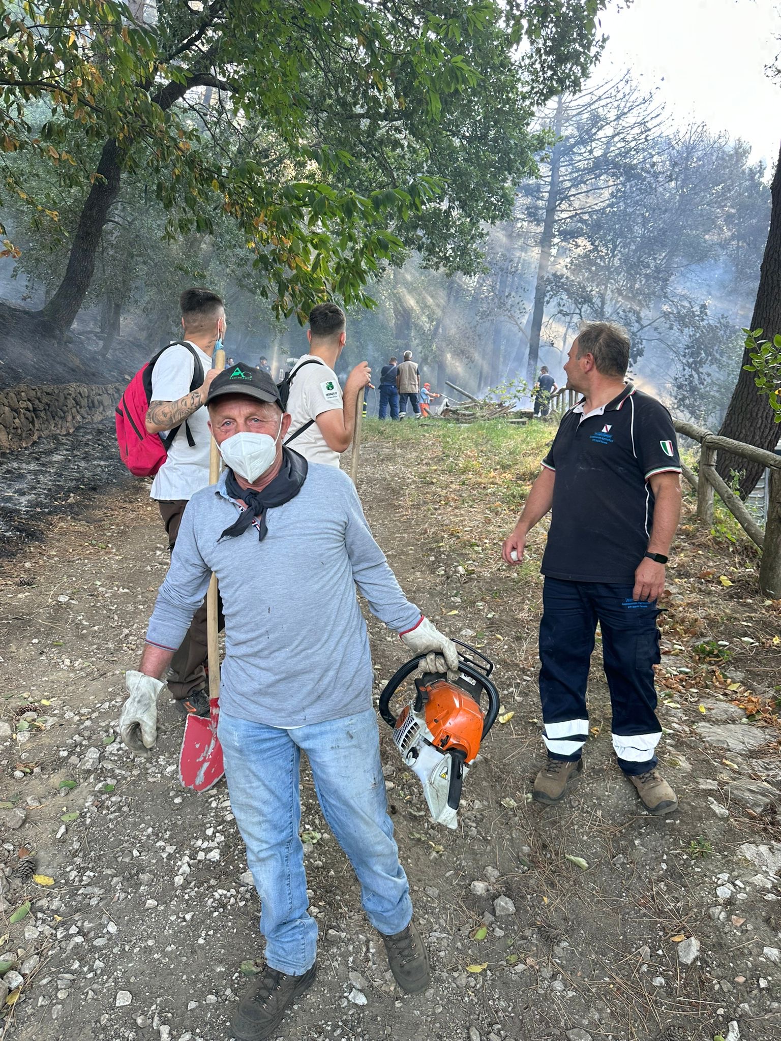 Roccarainola, mobilitazione dei giovani per salvare il vivaio e fermare le fiamme. Foto