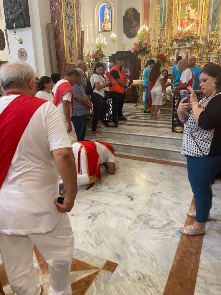 La tradizionale Festa dei Battenti di San Pellegrino ad Altavilla: fede, sacrificio e comunità. Presenti anche i Battenti di Avella. FOTO