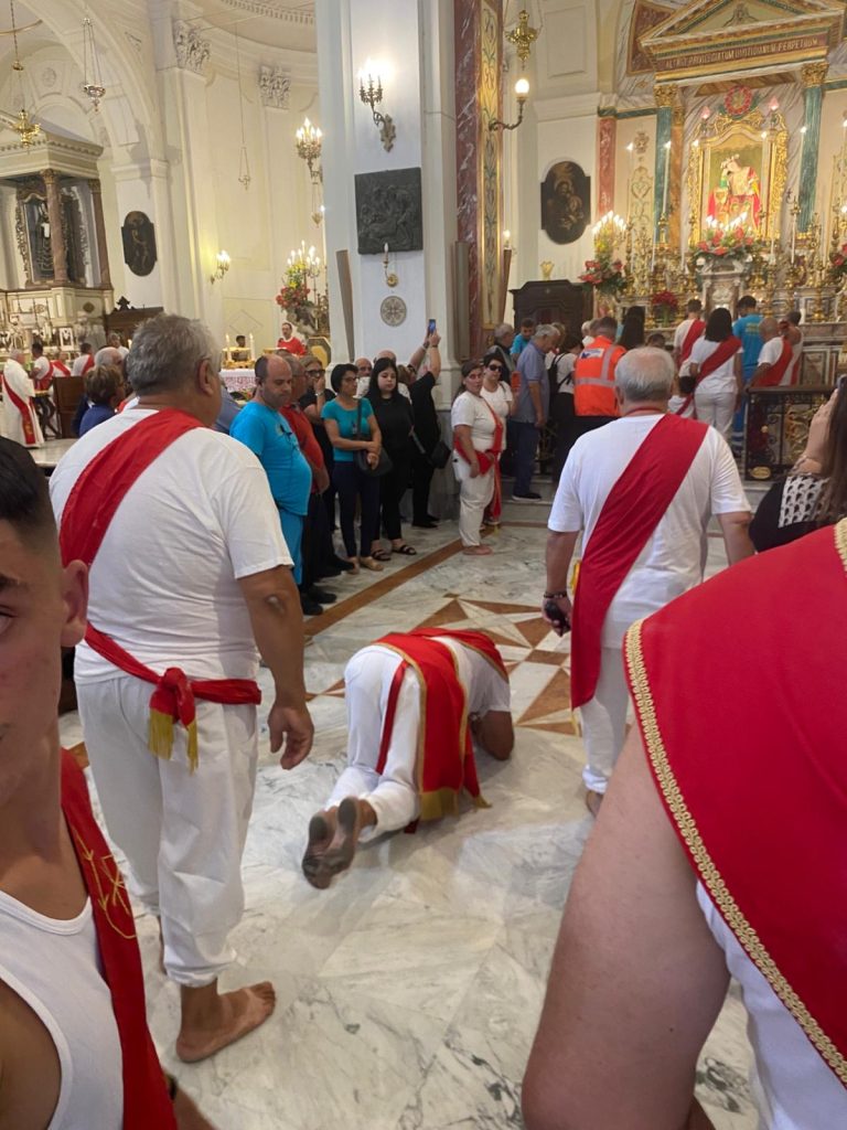 La tradizionale Festa dei Battenti di San Pellegrino ad Altavilla: fede, sacrificio e comunità. Presenti anche i Battenti di Avella. FOTO