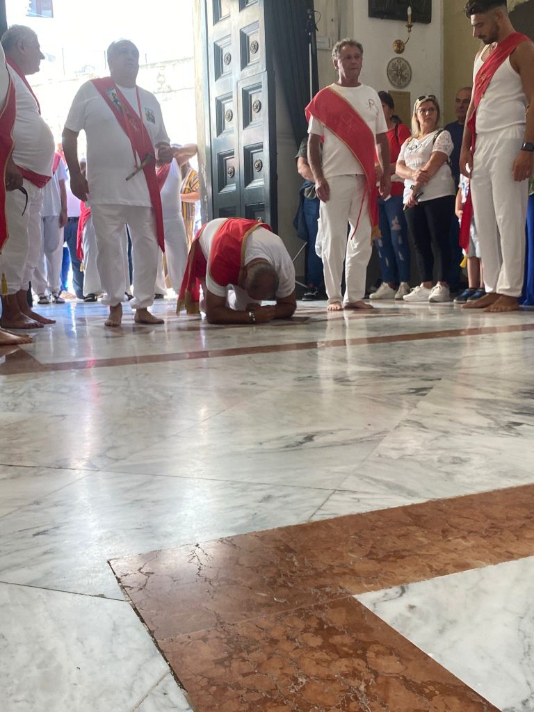 La tradizionale Festa dei Battenti di San Pellegrino ad Altavilla: fede, sacrificio e comunità. Presenti anche i Battenti di Avella. FOTO