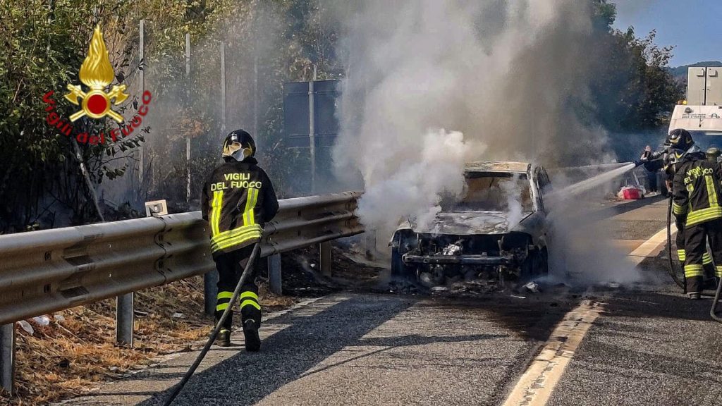 Incendio in autostrada A16 a Monteforte Irpino: famiglia salva nel giorno di Ferragosto