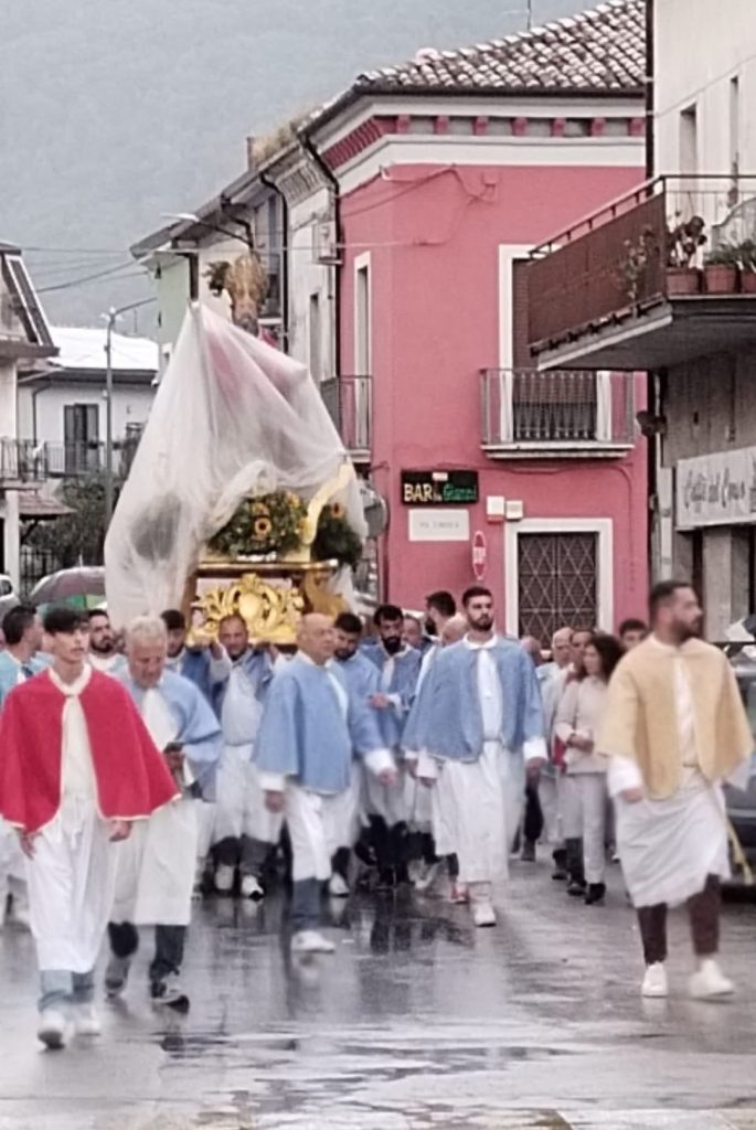 Forino (Av): Un forte Acquazzone interrompe la Processione della Risalita del Santo Patrono San Nicola a Castello che sarà accolto fino a Domenica 5 Ottobre nella Chiesa della frazione Celzi