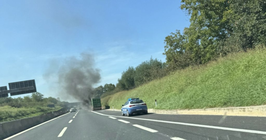 Incendio sull’A16 tra Baiano e Tufino: autoarticolato in fiamme, traffico rallentato