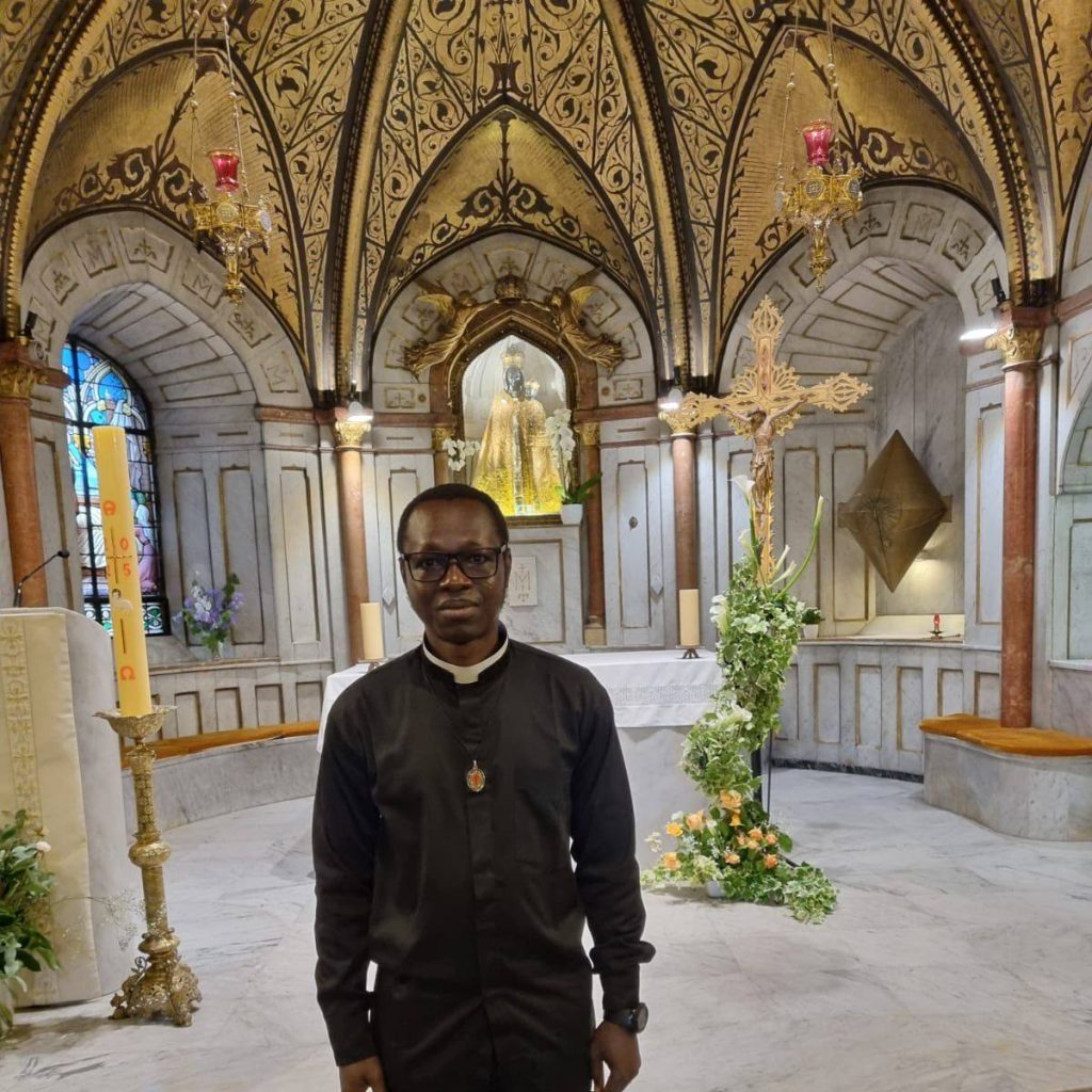 Baiano, un sacerdote dal Burkina Faso celebra la messa a Santo Stefano