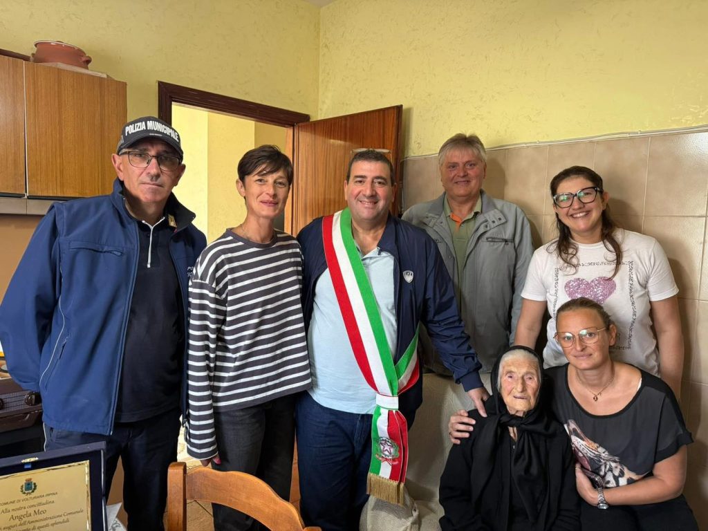 Volturara Irpina festeggia i 105 anni di Angela Meo, custode della tradizione contadina Volturara Irpina festeggia i 105 anni di Angela Meo, custode della tradizione contadina
