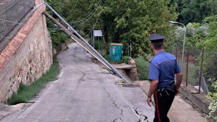 Maltempo in Irpinia: smottamenti e alberi caduti, interventi dei Carabinieri nella notte
