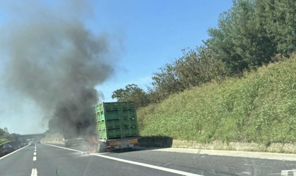 Incendio sull’A16 tra Baiano e Tufino: autoarticolato in fiamme, traffico rallentato