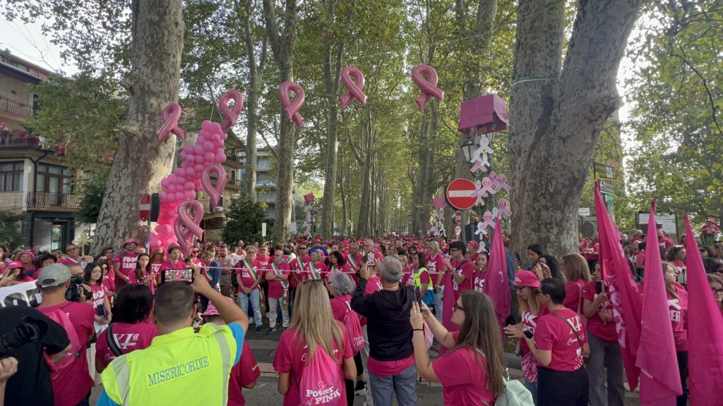 Da Mercogliano ad Avellino la XI Camminata Rosa.Inno alla vita e alla prevenzione con migliaia di partecipanti accanto al prof. Carlo Iannace