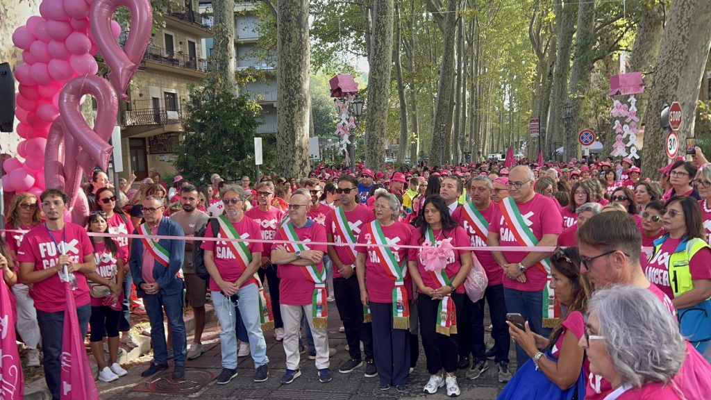 Da Mercogliano ad Avellino la XI Camminata Rosa.Inno alla vita e alla prevenzione con migliaia di partecipanti accanto al prof. Carlo Iannace