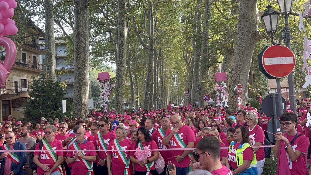 Da Mercogliano ad Avellino la XI Camminata Rosa.Inno alla vita e alla prevenzione con migliaia di partecipanti accanto al prof. Carlo Iannace