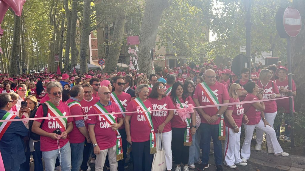 Da Mercogliano ad Avellino la XI Camminata Rosa.Inno alla vita e alla prevenzione con migliaia di partecipanti accanto al prof. Carlo Iannace