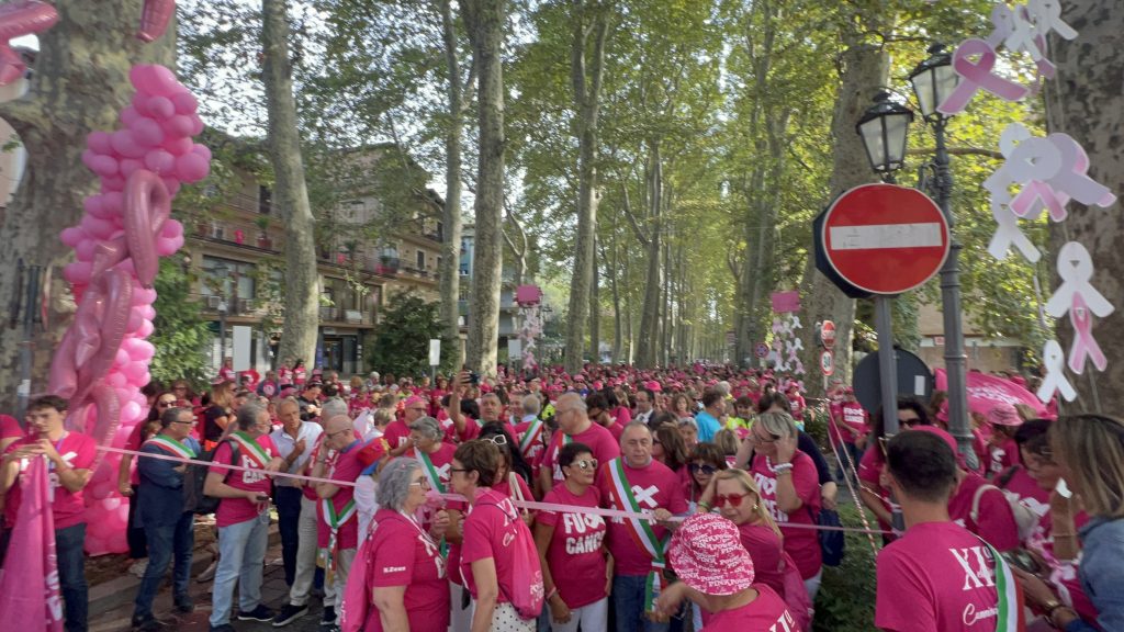 Da Mercogliano ad Avellino la XI Camminata Rosa.Inno alla vita e alla prevenzione con migliaia di partecipanti accanto al prof. Carlo Iannace