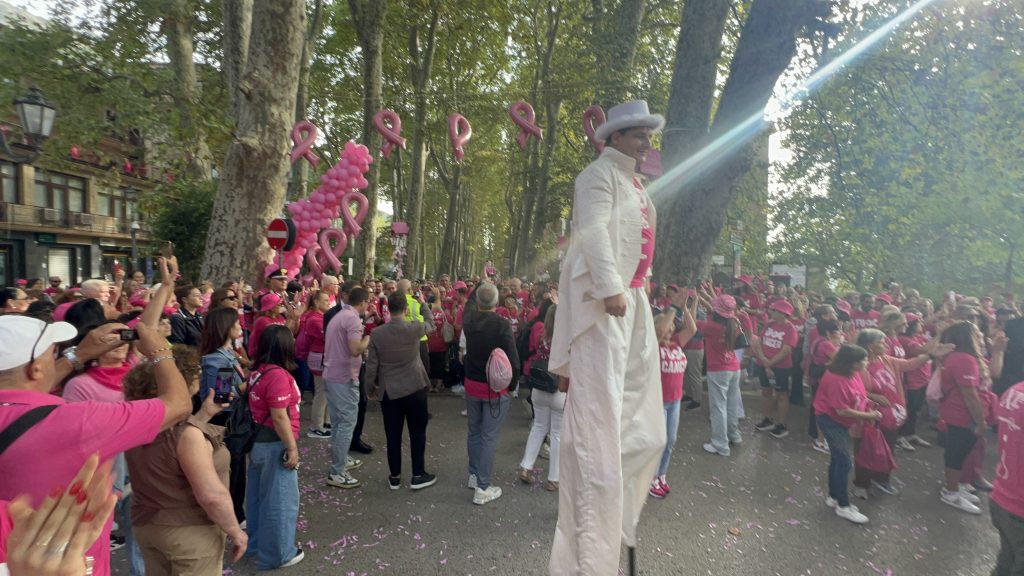 Da Mercogliano ad Avellino la XI Camminata Rosa.Inno alla vita e alla prevenzione con migliaia di partecipanti accanto al prof. Carlo Iannace
