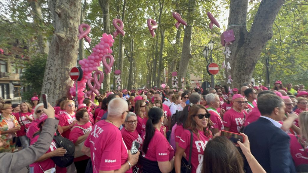 Da Mercogliano ad Avellino la XI Camminata Rosa.Inno alla vita e alla prevenzione con migliaia di partecipanti accanto al prof. Carlo Iannace