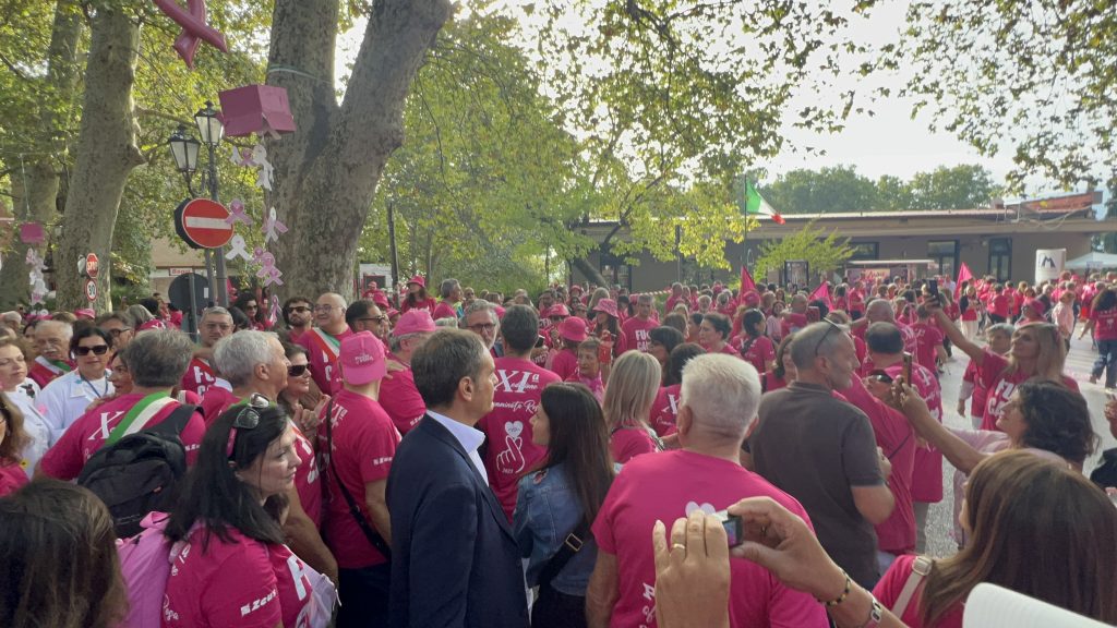 Da Mercogliano ad Avellino la XI Camminata Rosa.Inno alla vita e alla prevenzione con migliaia di partecipanti accanto al prof. Carlo Iannace