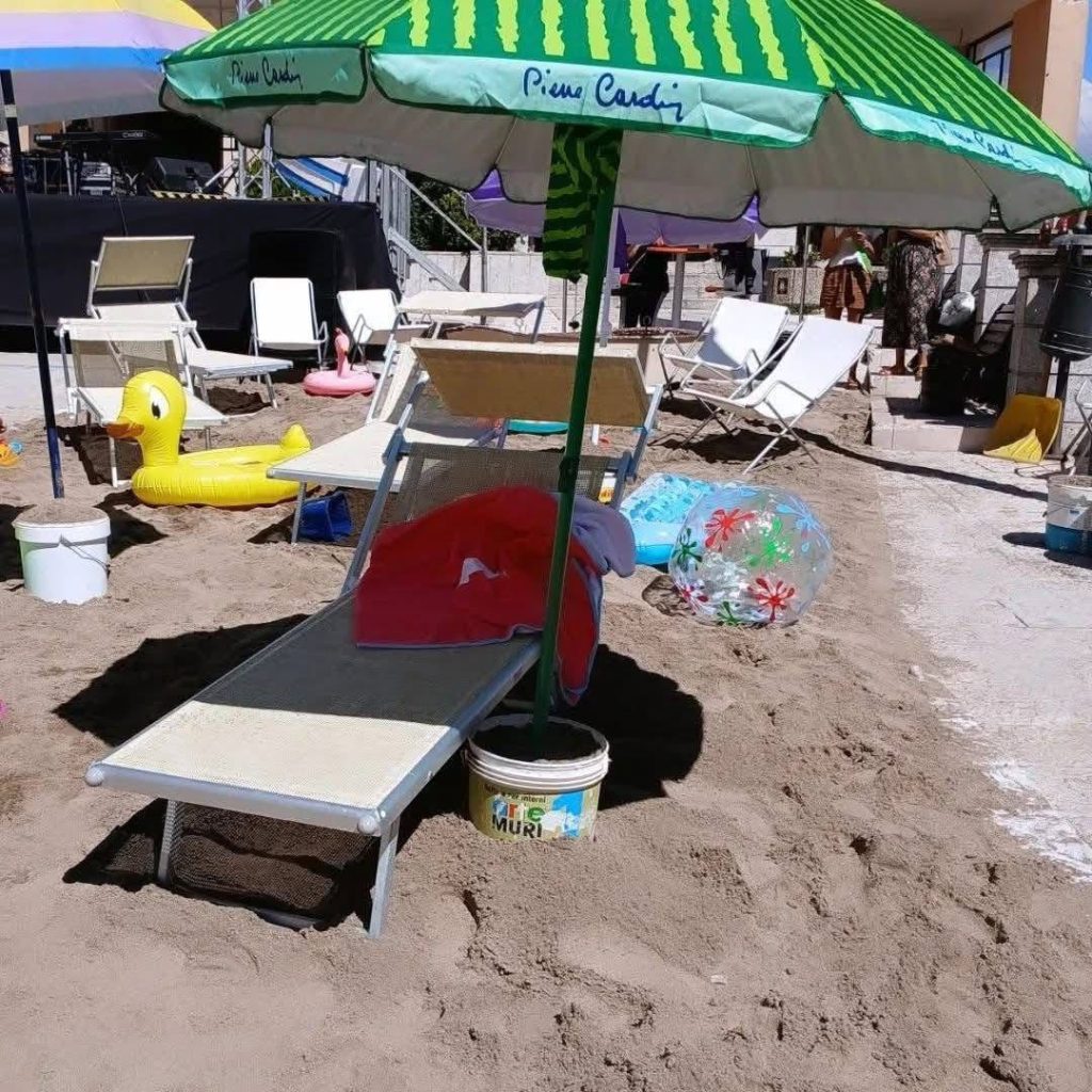 Ariano Irpino, piazza trasformata in lido: ombrelloni e sdraio davanti al Comune