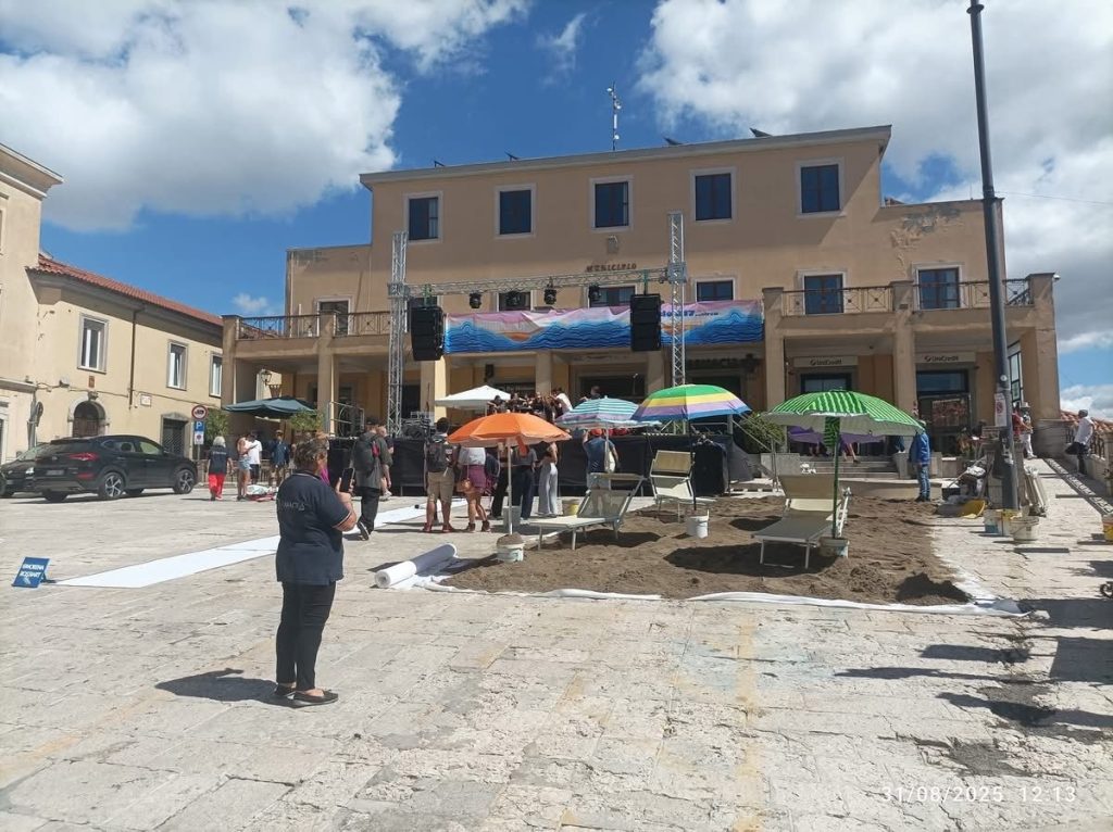 Ariano Irpino, piazza trasformata in lido: ombrelloni e sdraio davanti al Comune