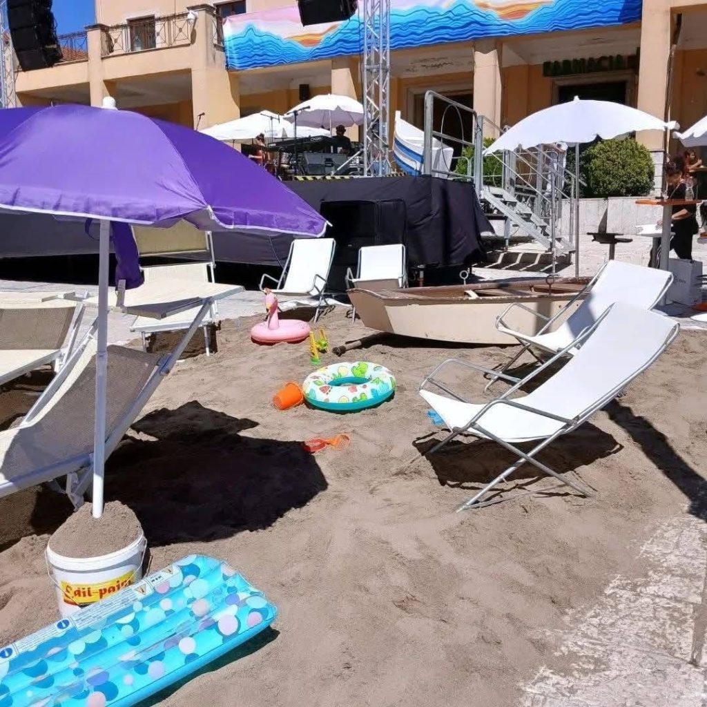 Ariano Irpino, piazza trasformata in lido: ombrelloni e sdraio davanti al Comune