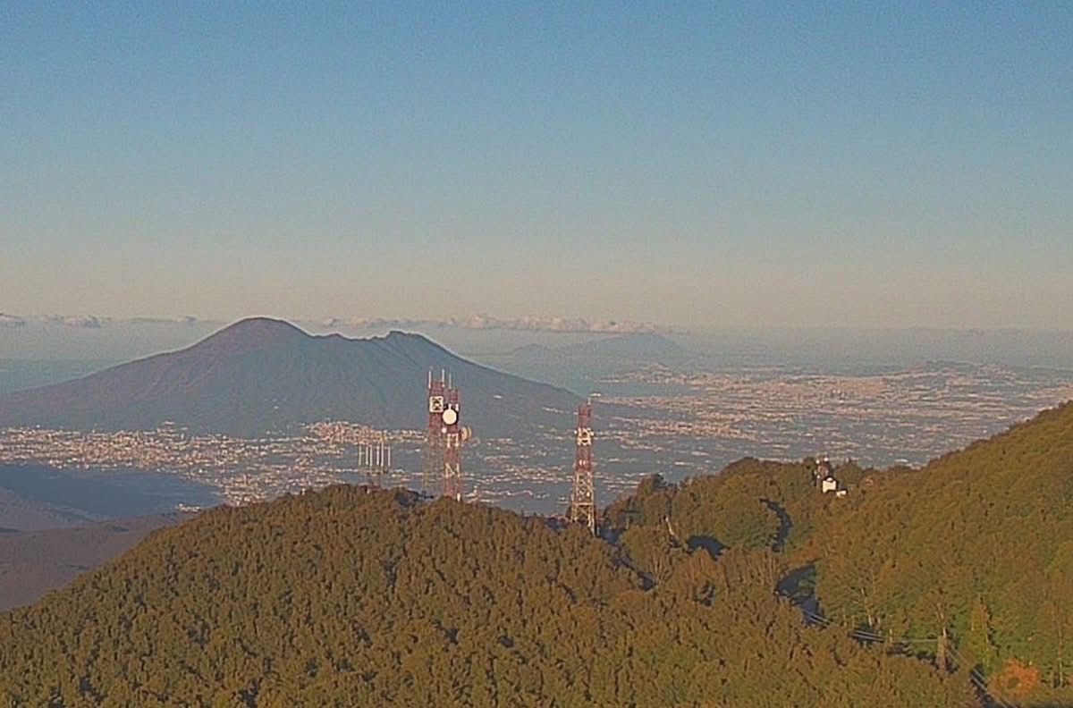 Il Golfo di Napoli visto da Montevergine: un incanto d’azzurro per il primo settembre
